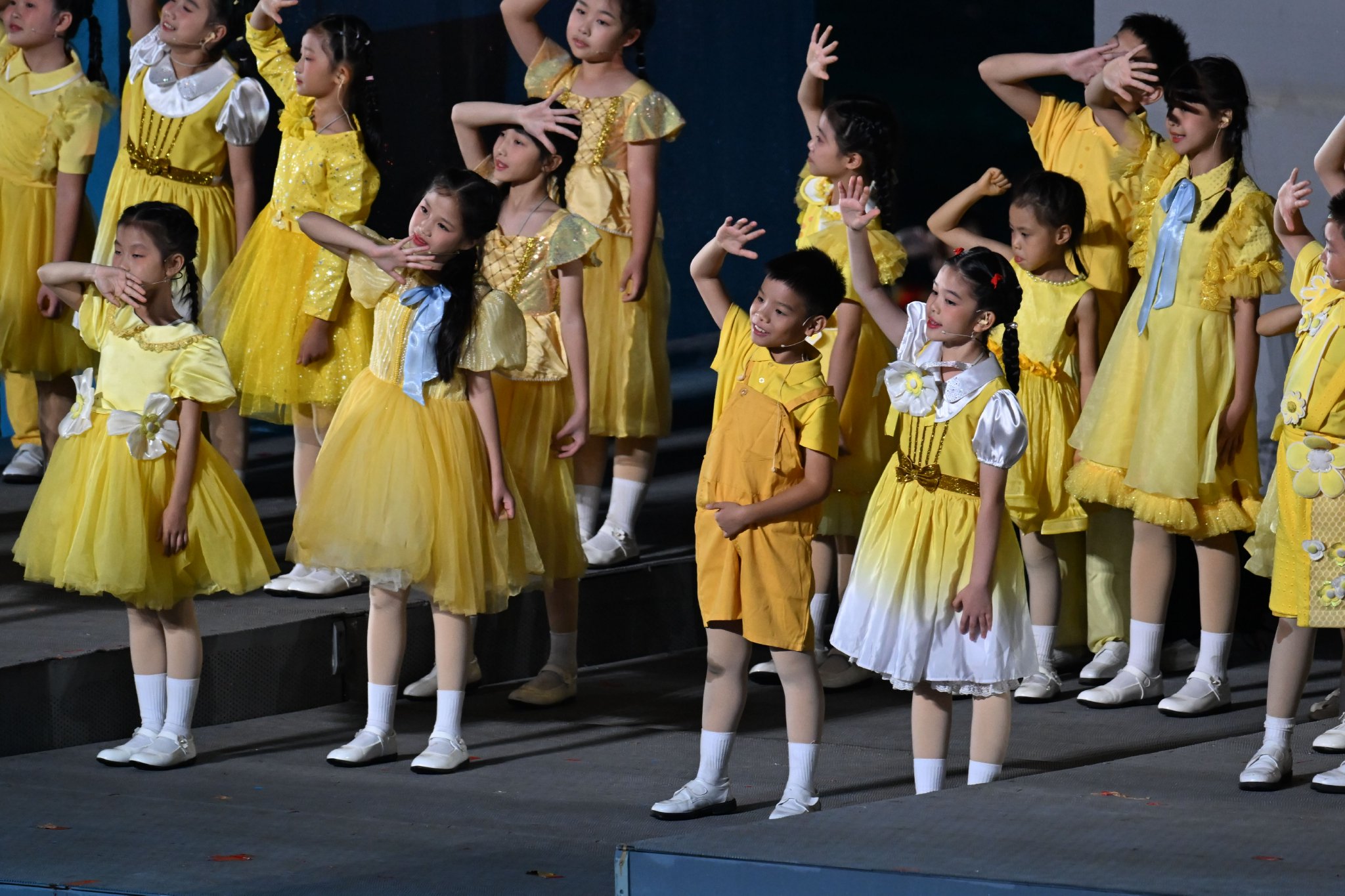 11月21日，小演员在闭幕式现场表演。新华社记者 李志鹏 摄