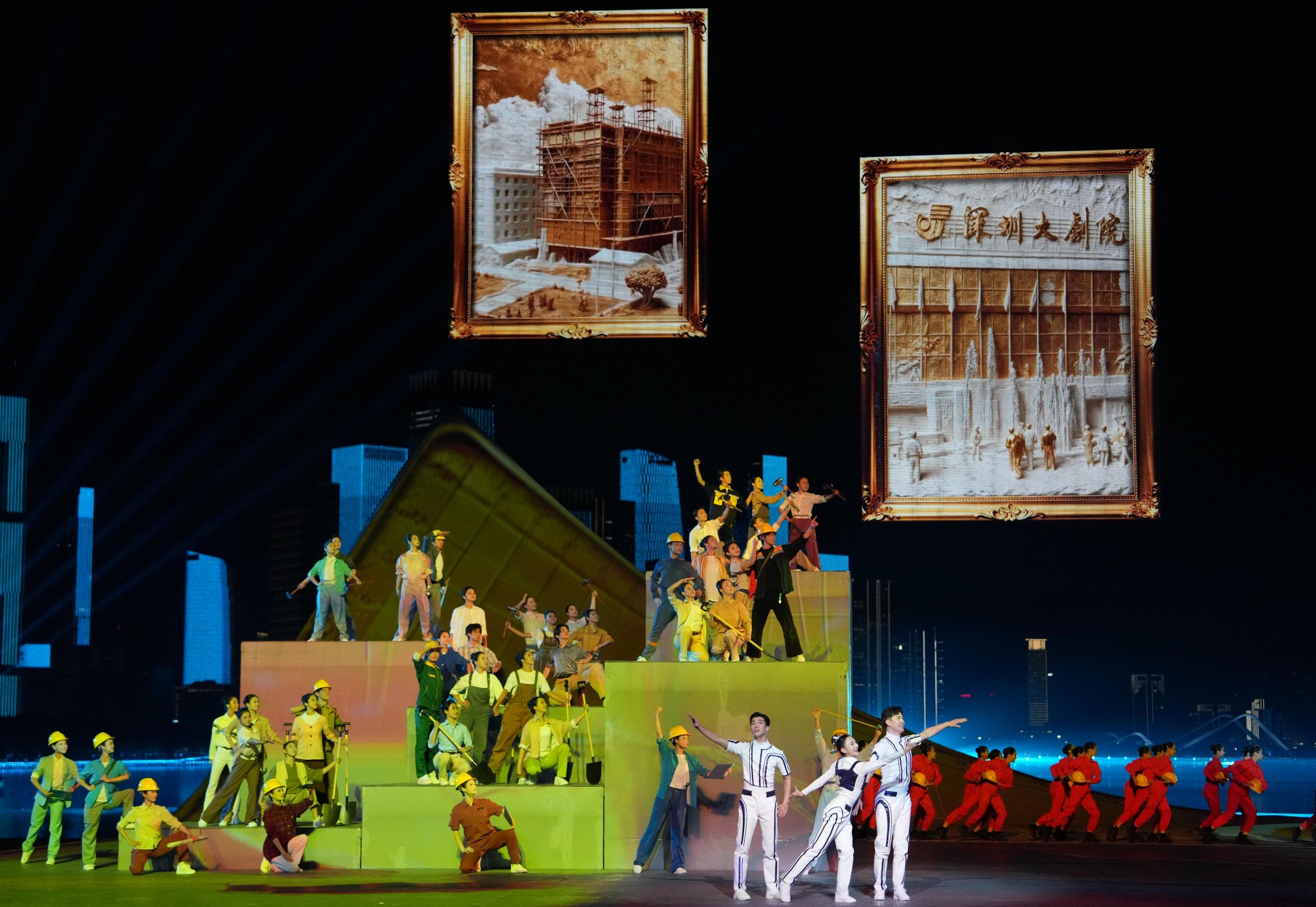 11月21日，演员在闭幕式现场表演。新华社记者 薛宇舸 摄