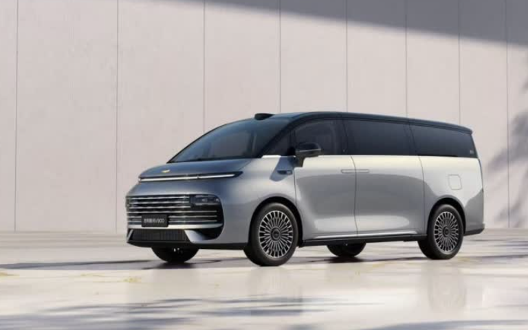 超级AI增程吉利银河V900首秀，吉利高管“要改写游戏规则”