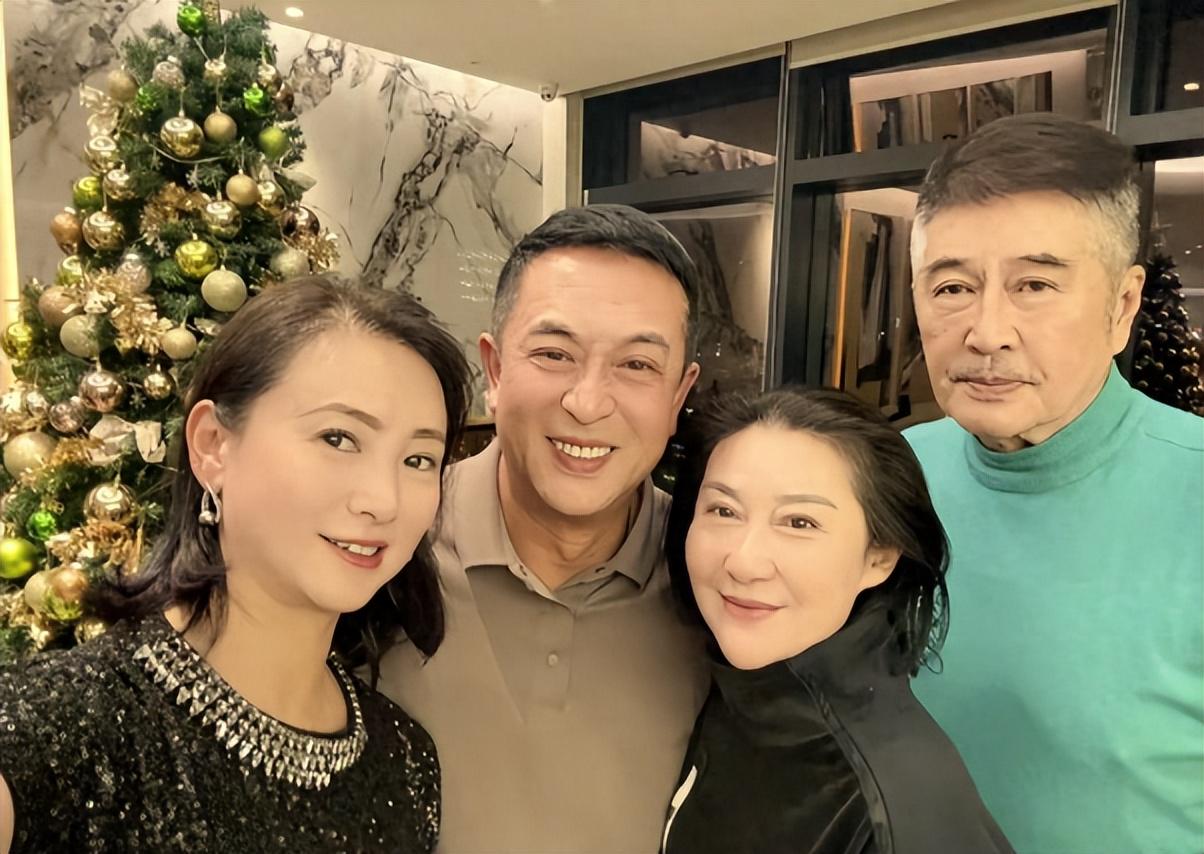 张嘉译深圳聚餐，71岁林威烟不离手，翁虹丰腴吸睛，午马遗孀现身