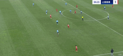 开场4分钟，莱昂纳多送出助攻，加布里埃尔单刀破门，上海海港1比0领先大连英博。