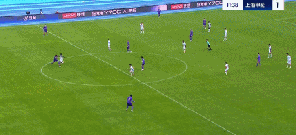 第11分钟，天津津门虎后卫罗斯后场带球失误被断，申花前锋阿苏埃单刀破门，帮助球队客场1比0领先。