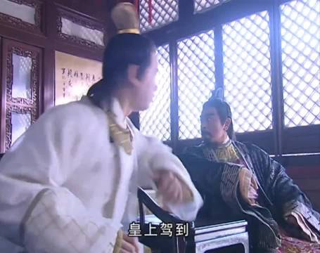 这还拦着不让打？闹不好诛九族的