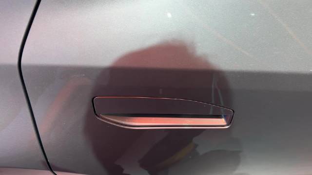 丰田铂智7的门把手，轻触电控用力物理，很好！