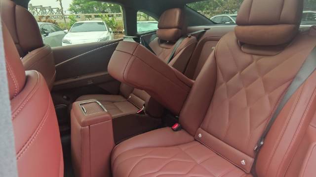 昊铂A800的后排电动翻转视频来了，一键五座变四座，尊贵感立马上来了