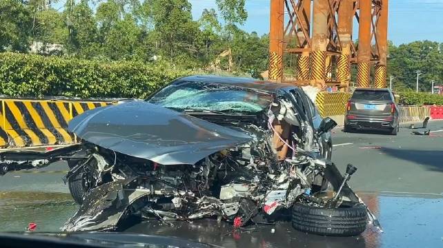 美系日系豪华车对撞战损对比显著