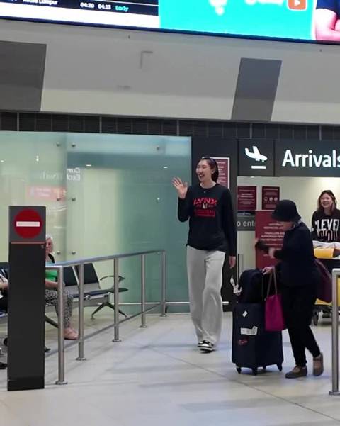 韩旭抵澳将汇合珀斯山猫队，中国球迷机场热情接机