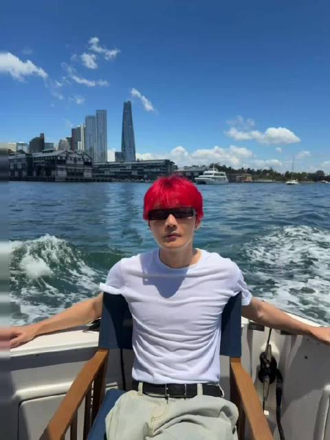 李荣浩这海王红的颜色好扎眼呀