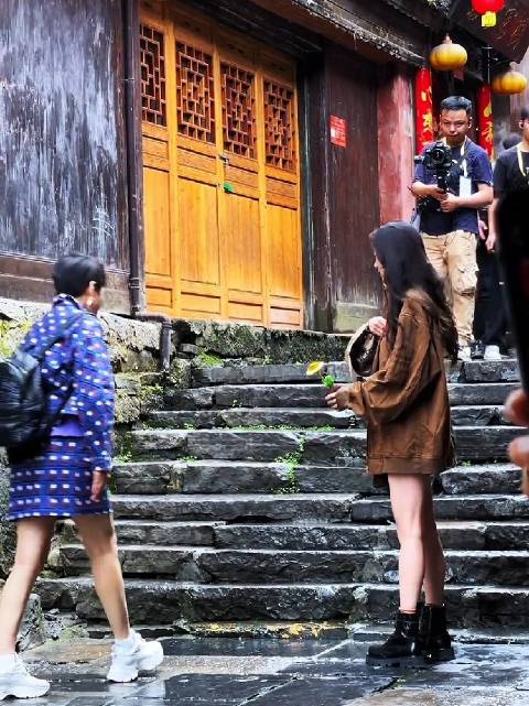 杨幂张凯丽现身芙蓉镇录制花少，古韵时尚碰撞吸睛