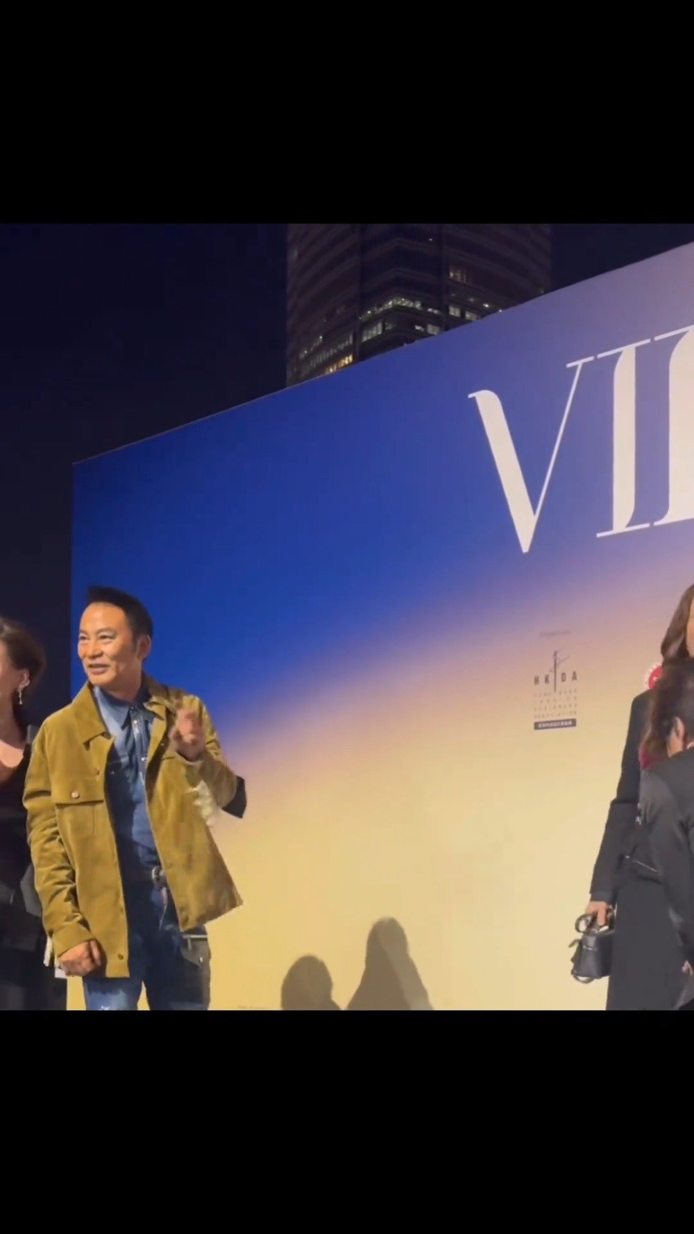 70岁任达华跌倒后比剪刀手 身手依然很矫健