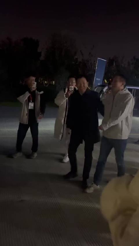 斌哥来了 明天有去骆岗机场看大学生方程式比赛的吗？ 来偶遇啊