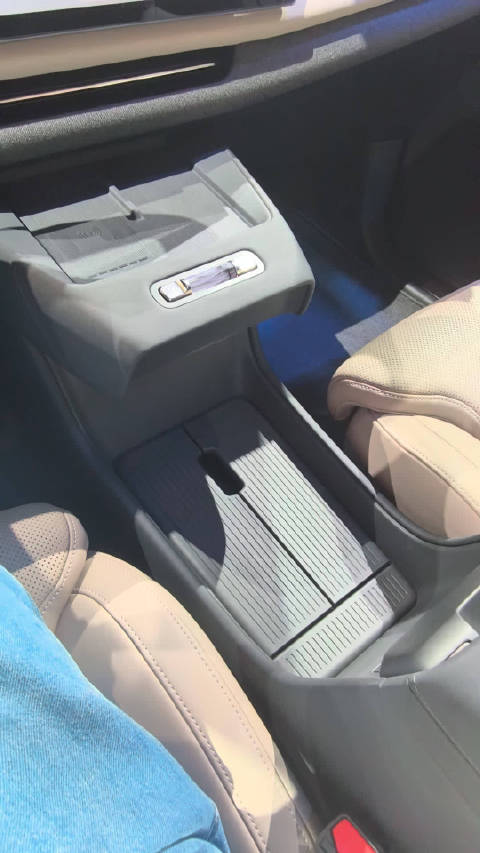 沃尔沃XC70亮相广州车展，可伸缩扶手台设计引关注