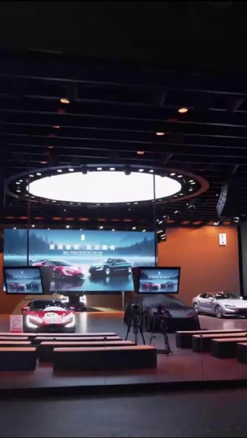 从泳池的蓝色赛道到车展的科技舞台，不变的是对极致速度的追求