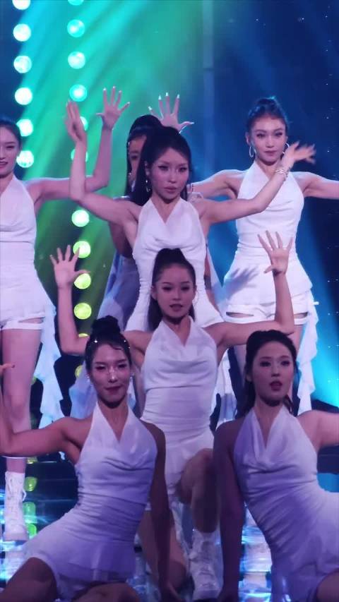 吉克隽逸舞台造型兼顾性感与安全，嗓音穿透力十足