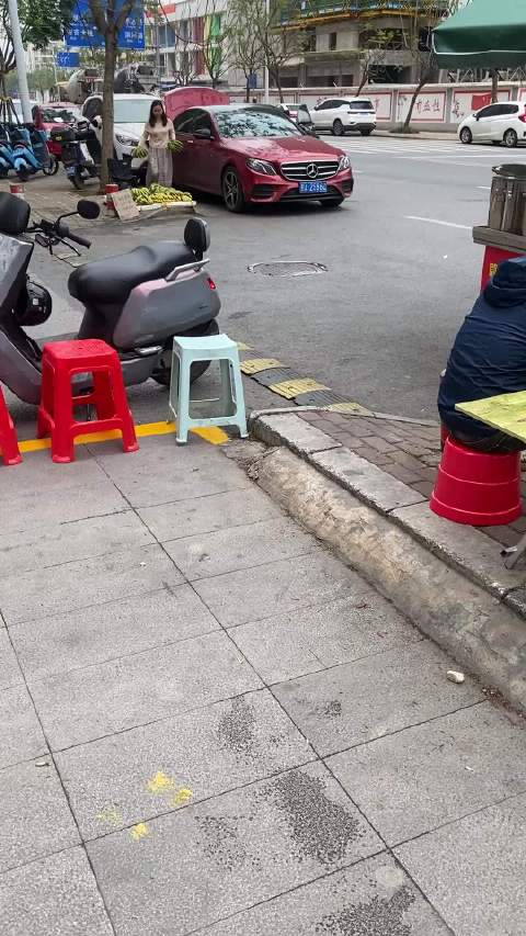 今年太难了，韵味少妇开奔驰E在路边摆摊卖香蕉