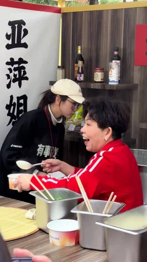 亚萍姐化身“馄炖主理人”，这是冠军手作了吧