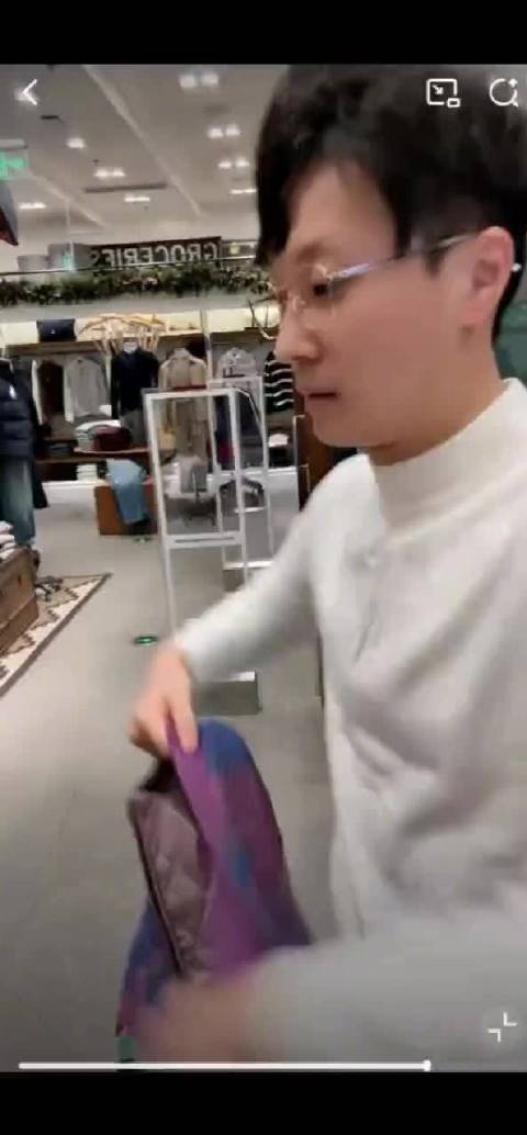 李明磊直播粉丝投票选衣仪式感十足