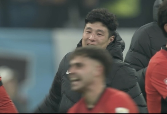 武磊哭了！模仿梅西捧起中超冠军奖杯，赛季仅出场6次，伸出4根手指