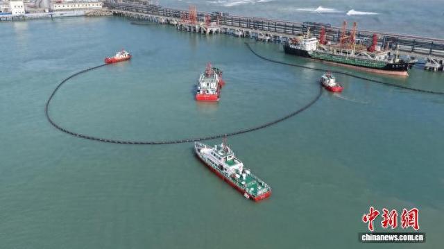 2025年揭阳市暨中国石油海上搜救和溢油防污综合应急演练21日在揭阳中国石油广石化产品码头举行。揭阳海事局 供图