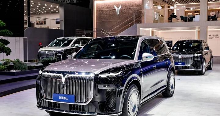 岚图泰山霸气上市，“三旗舰”齐聚剑指新能源高端战场