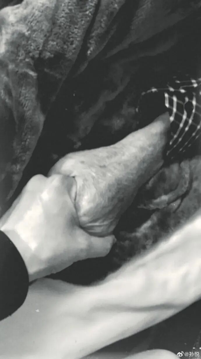 歌手孙悦因家人离世取消演出，网友：节哀