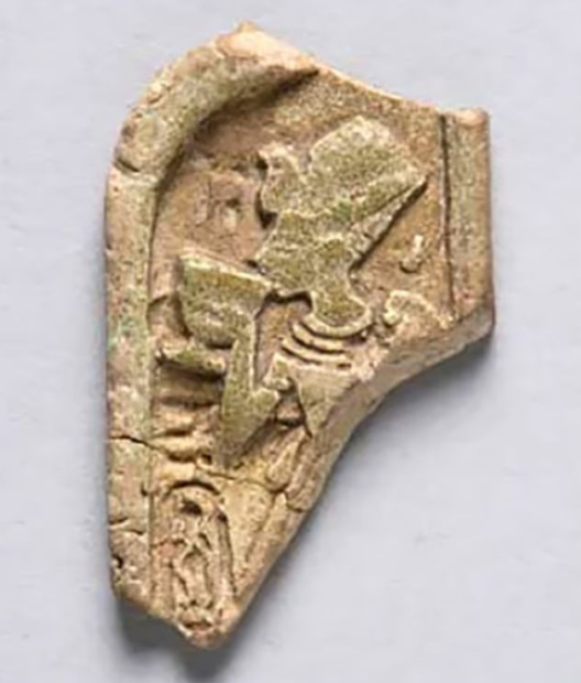 刻有图坦卡蒙法老面容的项链残片，揭示古埃及精英阶层通过特定仪式强化忠诚