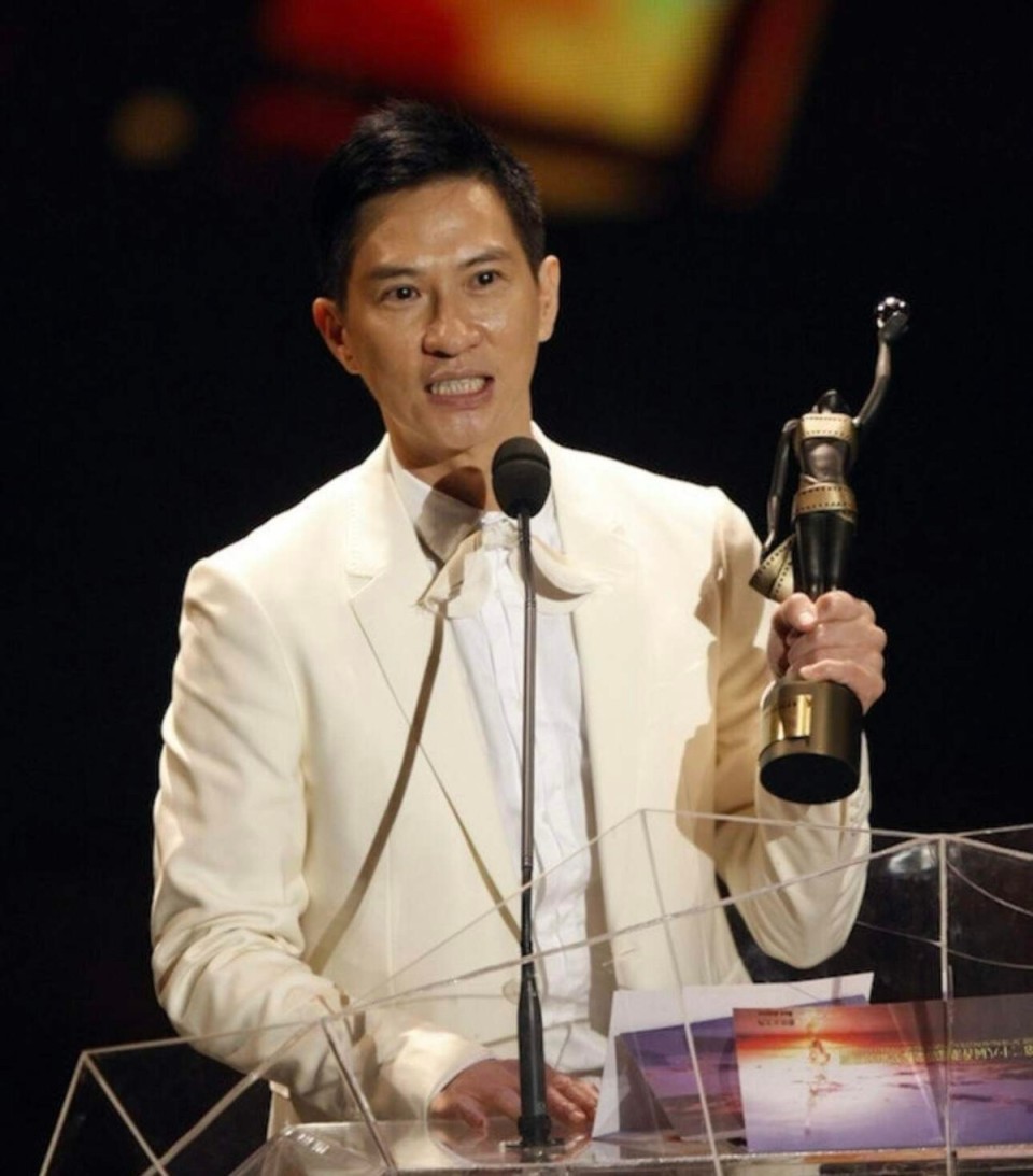 香港知名影帝夫妇吃饭被偶遇，镜头前素颜出镜，网友大赞保养得宜