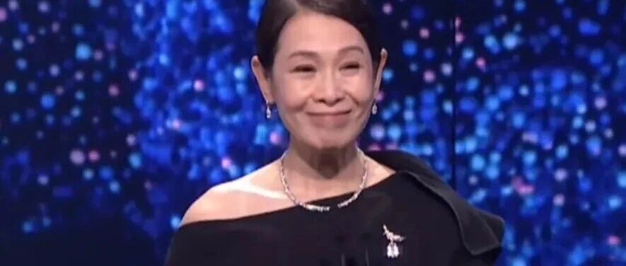 56岁刘若英断崖式衰老，生图变小老太太……