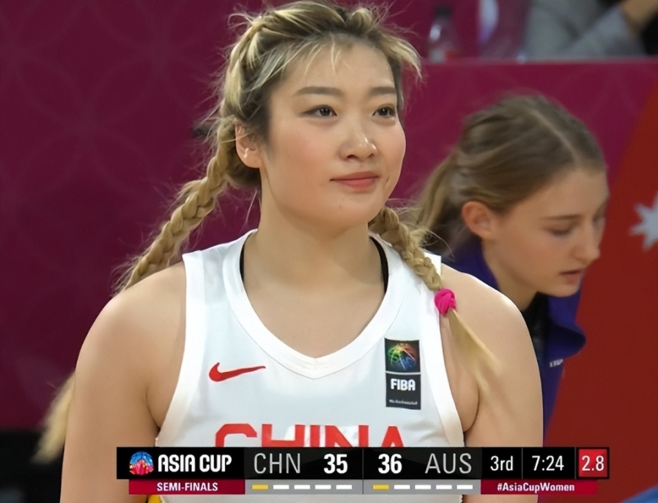 女篮李梦现身国际车展，回应化妆打球话题，将无缘联赛新赛季