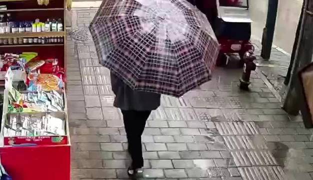 重庆一代步车撞断消防栓高压水柱喷涌而出