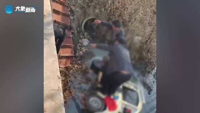 老人驾驶代步车掉入水沟众人合力救援，目击者：用铁门当梯子
