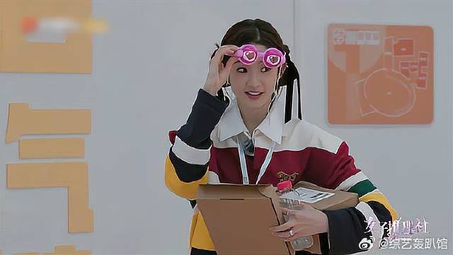 刘迎迎太吓人了！这打招呼的姿势吓呆戚薇，张艺凡都懵了！