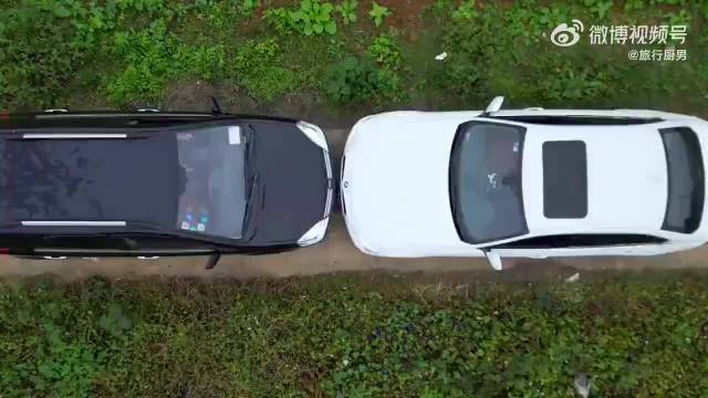 厉害啦！两位老司机在乡村公路上让路，这技术真没得说……牛！