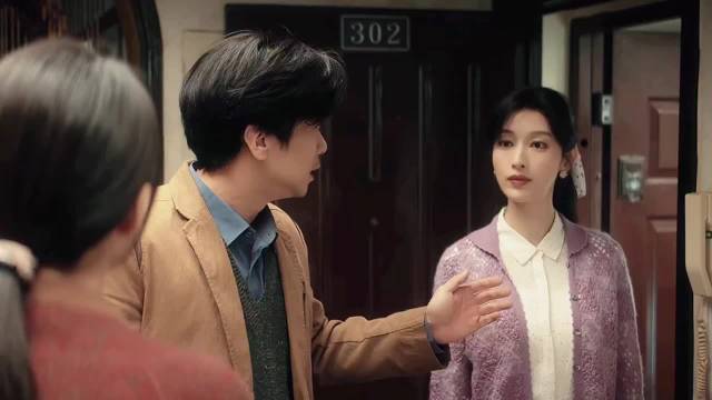 张俪热巴互指剧组冲浪达人，直播互动可爱逗笑众人