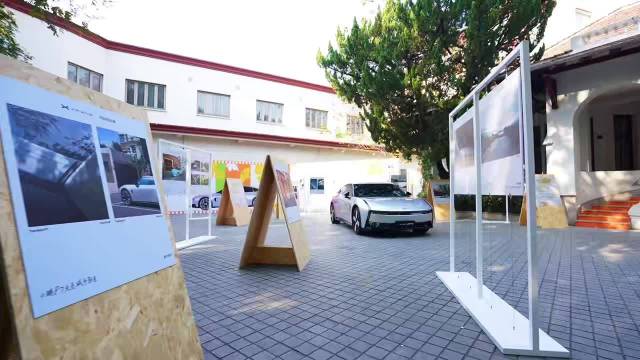 小鹏P7携手富士相机，在上海秋天的武康路，和车主一起打造了一场生活美学影展