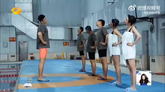 杨幂跟着孙杨学游泳，全泳装出镜，身材太好了