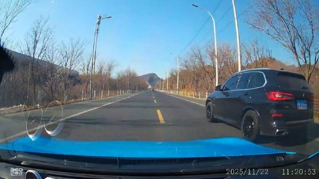 宝马司机超车时突然加速，视频车司机被建议避让