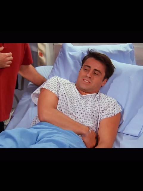 乔伊得了肾结石，开局痛得让轮椅上的人站起来让位，笑死