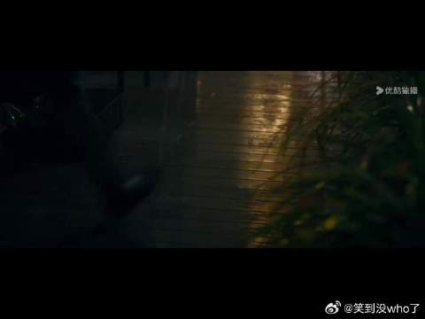 “这么大的伞 就不能两个人一起打吗”