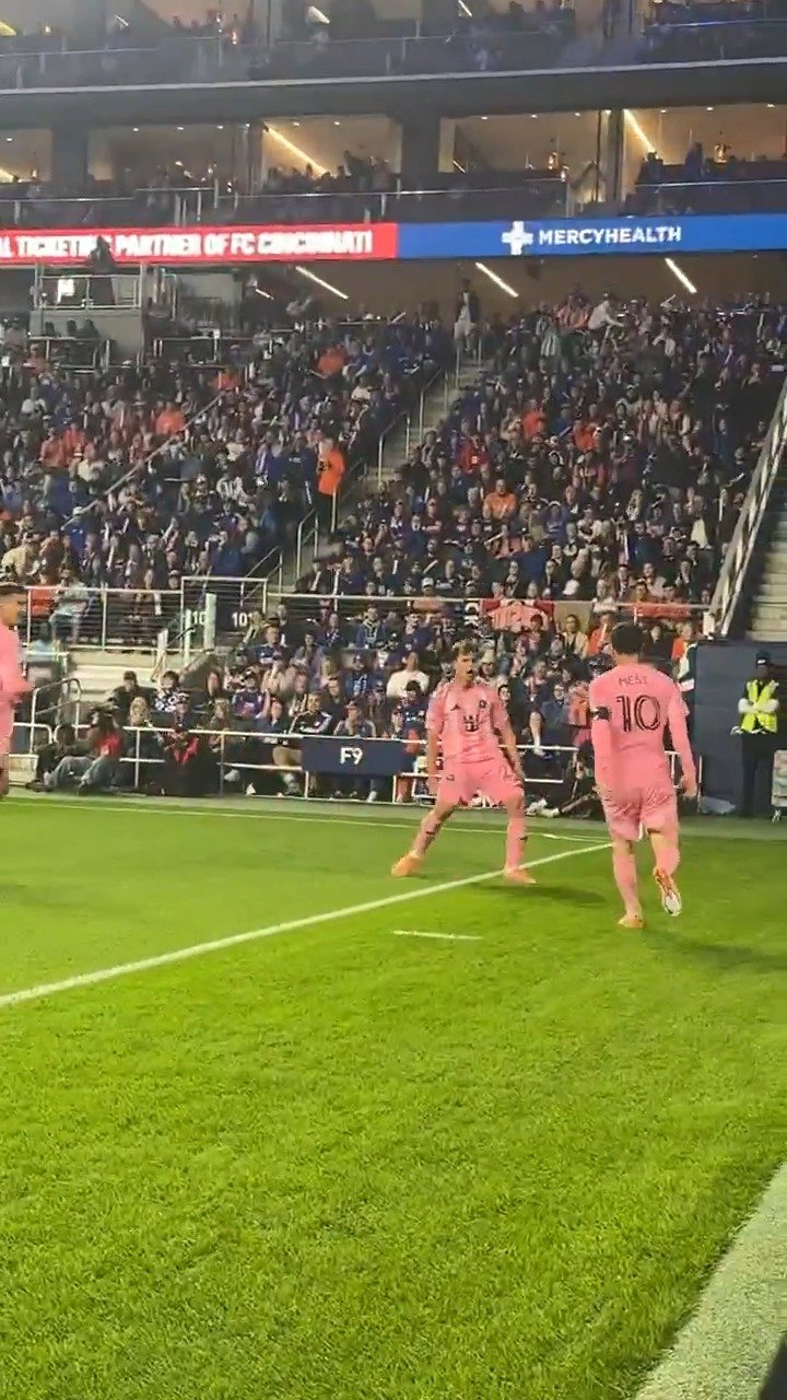 还是得靠梅西！球门后视角看梅西头球破门！