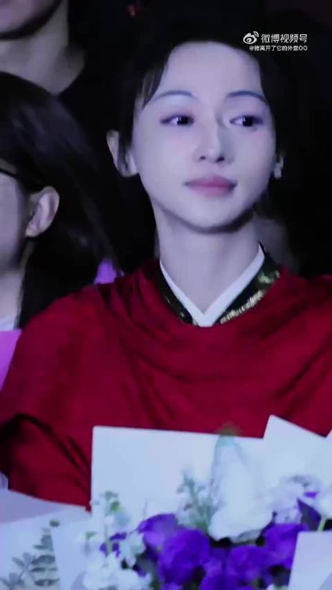 吴谨言《江山为聘》杀青落泪与粉丝互动