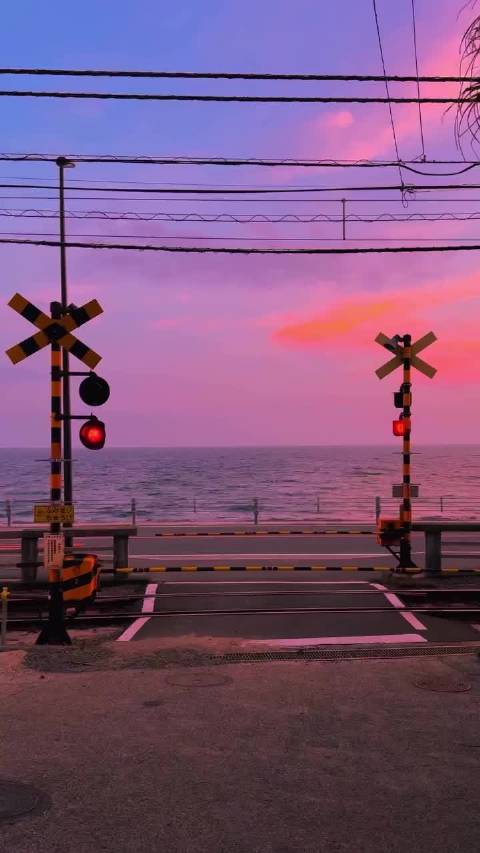 镰仓小众铁道口邂逅宁静海风与晚霞