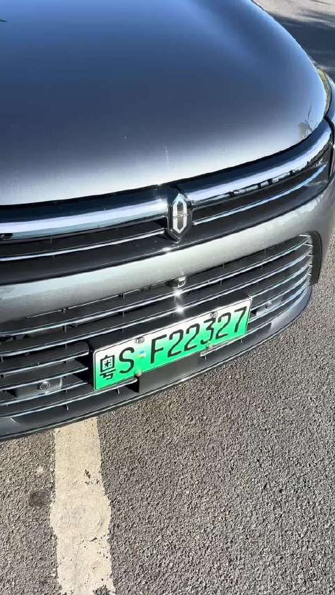 问界M7车主遭遇崴脚事件