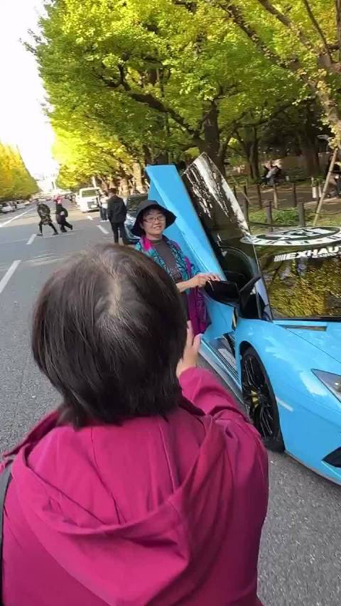 兰博基尼不让摸哦.... 这是哪，规矩还挺多