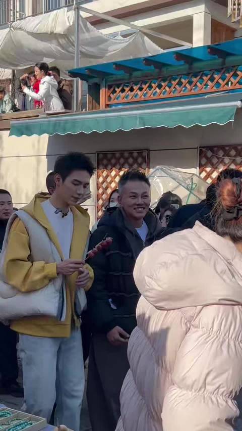 任贤齐学做面鱼于文华帮打包，众明星赶大集亲民互动