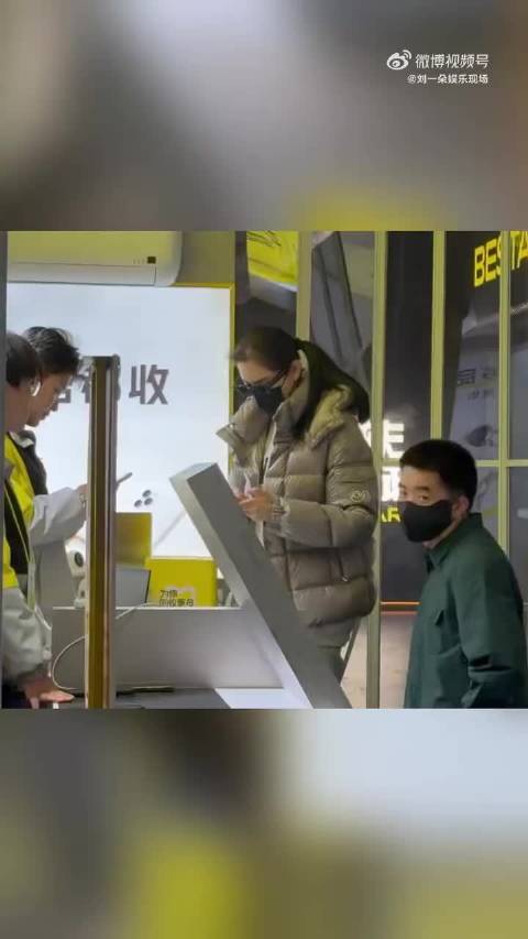 理想汽车创始人李想夫妇现身北京二手手机回收店