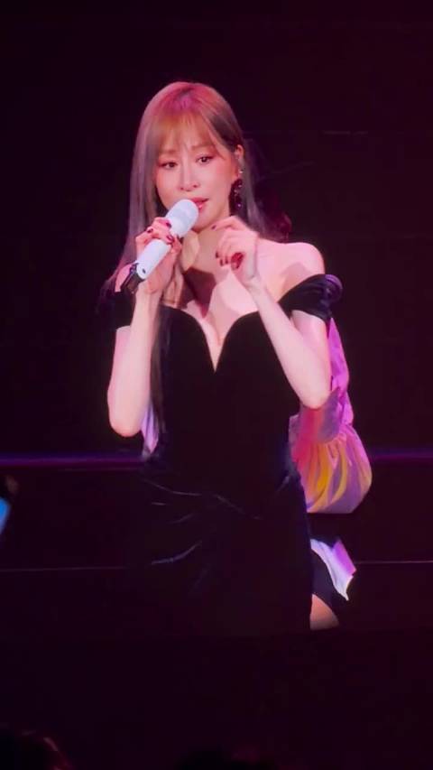 王心凌演唱会遇到一个男粉丝，手上横幅写着“请帮我找老公”