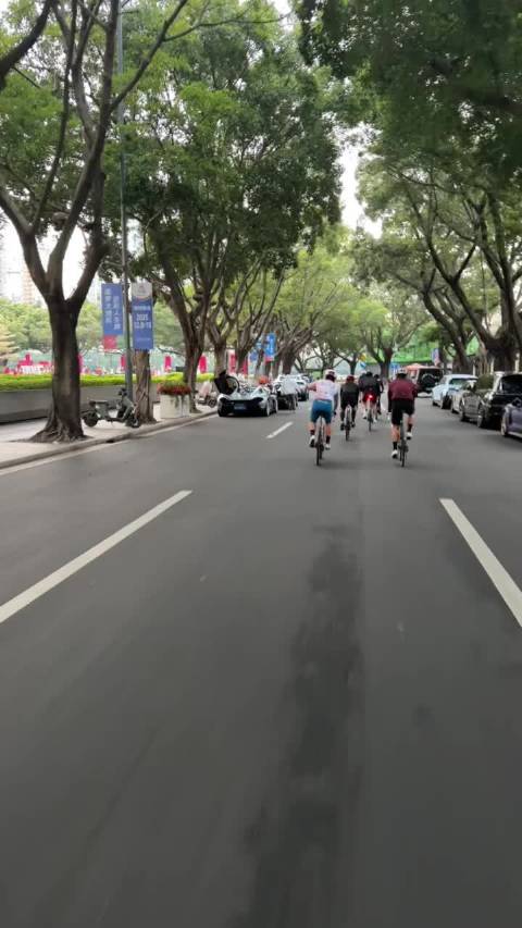 早起的福利，6 点钟超跑车主都来喝咖啡了