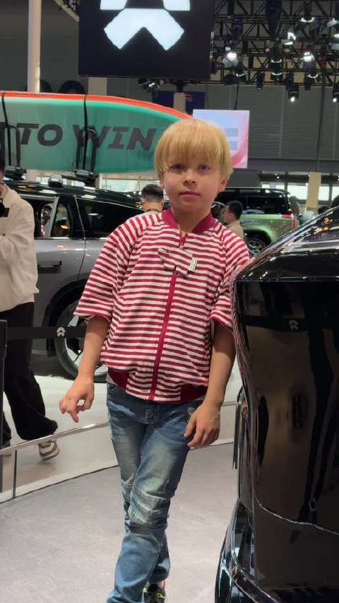 这个外国小孩一定会和自己的小伙伴说，没有见过这样的前备箱