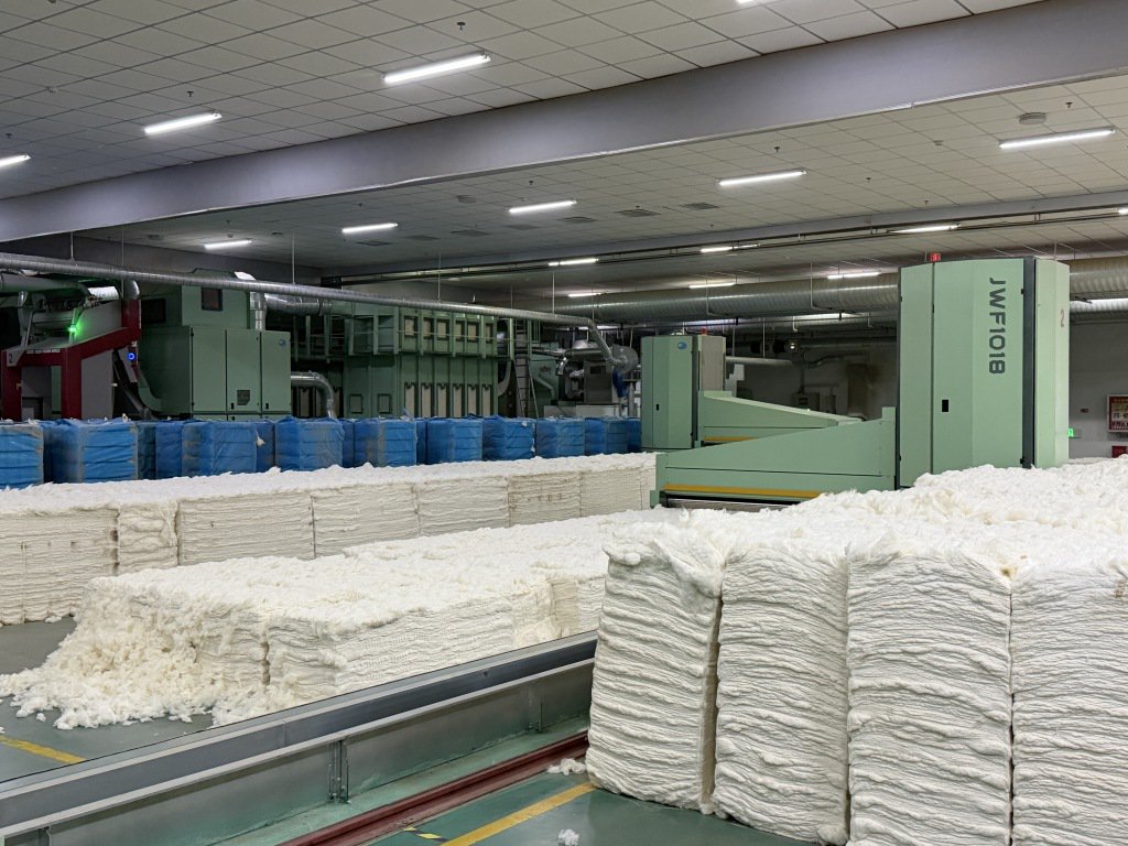 库车市一家纺织企业车间内。